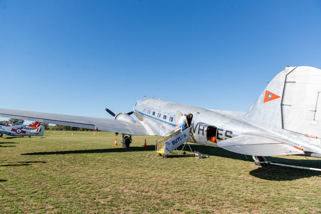 vh aes is a historic douglas dc 3c aircraft 01